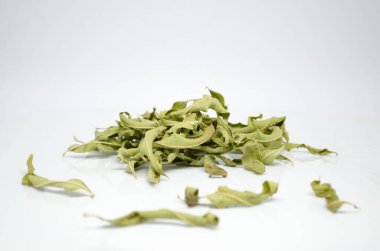 Kurutulmuş verbena, korunmak için kurutulan, bitkisel çay ve aşılar hazırlamak için kullanılan ve bir zamanlar ev yapımı çeşitli mutfak yemeklerinde de kullanılan daha tatlı ve limonlu bir tat sunan verbena yaprakları ve çiçekleridir..