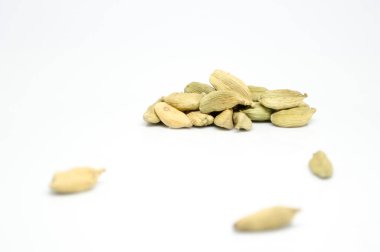 Kakule tohumları beyaz arka planda izole edilmiş. Kakule pişirmede kullanılan bir baharattır..