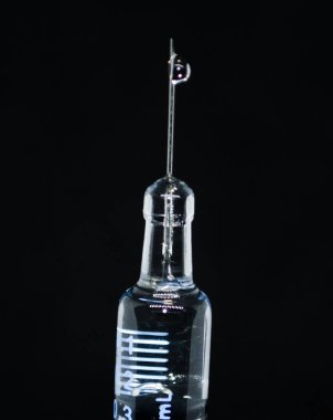 Siyah arka planda aşı ve şırınga. Aşı konsepti. Aşı, şırınga, aşı, ampul.