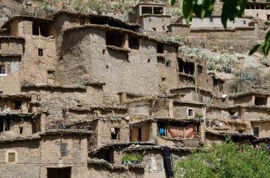 Antik köy, ve tepelerdeki şato, Fas dağları, güzel doğa, geniş vadiler, nehirler arasında, tarihi kalıntılar, doğal yollarla inşa edilen yüce mimari, taş ve kum..