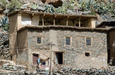 Antik köy, ve tepelerdeki şato, Fas dağları, güzel doğa, geniş vadiler, nehirler arasında, tarihi kalıntılar, doğal yollarla inşa edilen yüce mimari, taş ve kum..