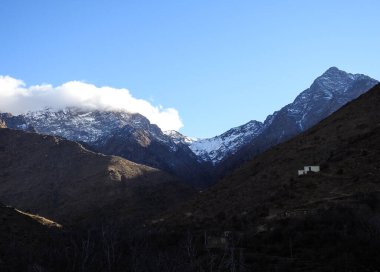 Dağlardaki dağ manzarası, yüksek atlas dağlarındaki kış, donmuş doğa, buz ve kar, soğuk manzara, güzellik deresi. Derin dağlar Fas