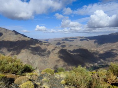Gökyüzünde dağlar ve bulutlar olan manzara, güzel manzaralar, güzel doğa, ve güzellik manzaraları, nehirler arasında geniş vadiler, vahşi orman, güzel arka plan, güzel yerler ve büyülü doğa, yüksek Atlas Dağları Fas 'tan