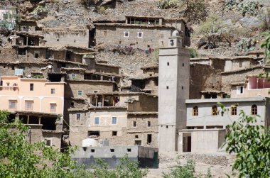 Antik köy, ve tepelerdeki şato, Fas dağları, güzel doğa, geniş vadiler, nehirler arasında, tarihi kalıntılar, doğal yollarla inşa edilen yüce mimari, taş ve kum..