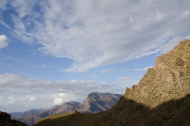 Dağların güzel manzarası, güzel manzaralar, harika doğalar, nehirler arasında geniş vadiler, vahşi ormanlar, güzel arka planlar, güzel yerler ve yüksek Atlas Dağları Fas 'tan büyülü doğa.