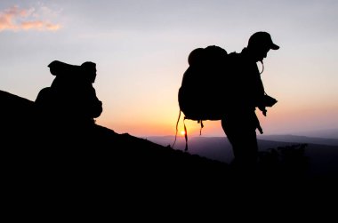 Gün batımında yürüyüş yapan bir adamın silüeti yüksek atlas dağları, Fas