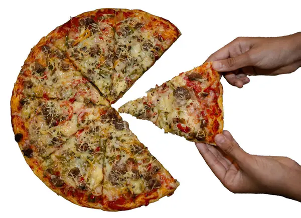 El yapımı pizza, ev yapımı pizza, beyaz arka planda izole edilmiş. Yakından çekilen görüntü pizza dilimini yakalama eylemini yakalar.