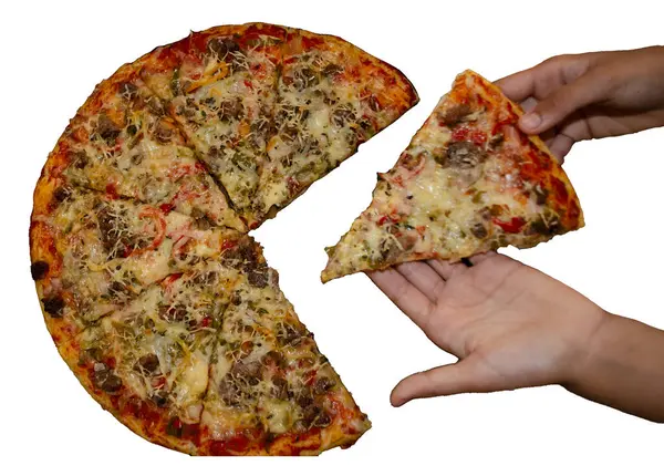 El yapımı pizza, ev yapımı pizza, beyaz arka planda izole edilmiş. Yakından çekilen görüntü pizza dilimini yakalama eylemini yakalar.