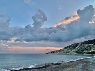 Güzel deniz manzarası ve kumsal.