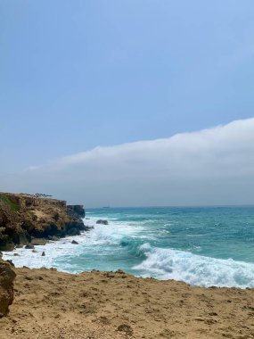 Mavi gökyüzü olan güzel sahil