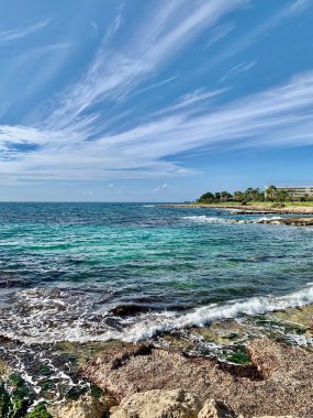 Mavi gökyüzü olan güzel sahil
