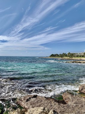 Mavi gökyüzü olan güzel sahil