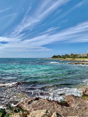 Mavi gökyüzü olan güzel sahil