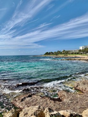 Deniz kıyısının güzel manzarası