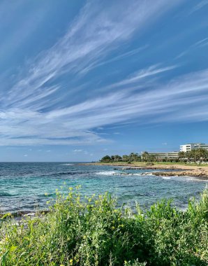 Deniz kıyısının güzel manzarası