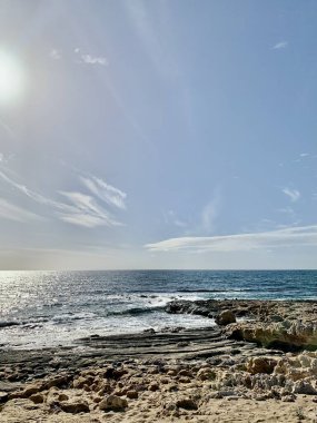 Güzel deniz manzarası ve kumsal.