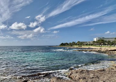 Deniz kıyısının güzel manzarası