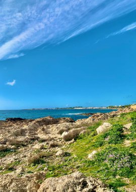 Deniz kıyısının güzel manzarası