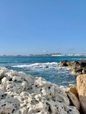 Deniz kıyısının güzel manzarası