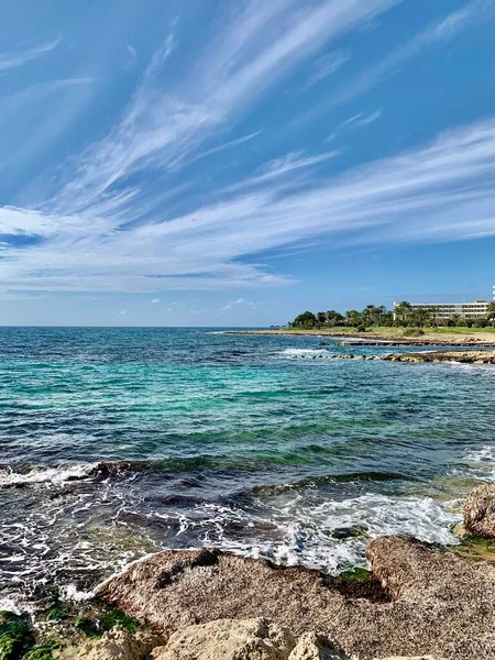 Mavi gökyüzü olan güzel sahil