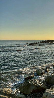 Denizin üzerinde güzel bir gün batımı