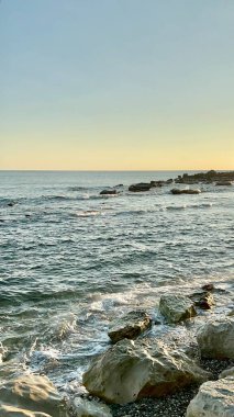 Gün batımında güzel deniz kıyısı