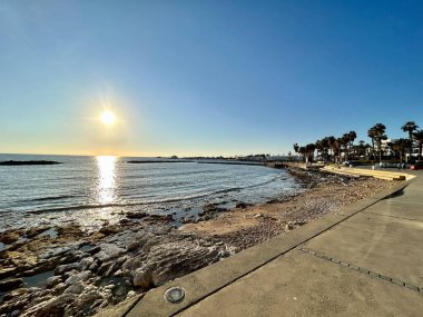 Deniz kıyısının güzel manzarası