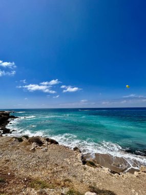 Mavi gökyüzü olan güzel sahil