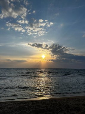 Gün batımını güneşle birlikte denizin üstünde