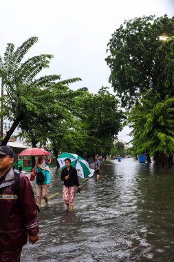 Semarang, Aralık 2022. Bazı insanlar Poncol tren istasyonunu vuran selden geçiyorlar ve bazı sakinler boşaltmaya hazırlanıyorlar. Araçlar sele yakalandı..