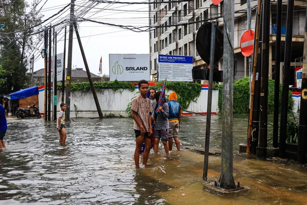 Semarang December 2022 Some People Walking Flood Hit Poncol Train — Stock Photo, Image