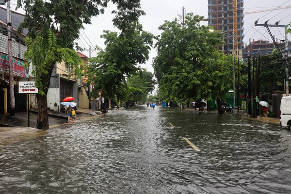 Semarang Dezember 2022 Einige Menschen Gehen Durch Die Flut Die lizenzfreie Stockbilder