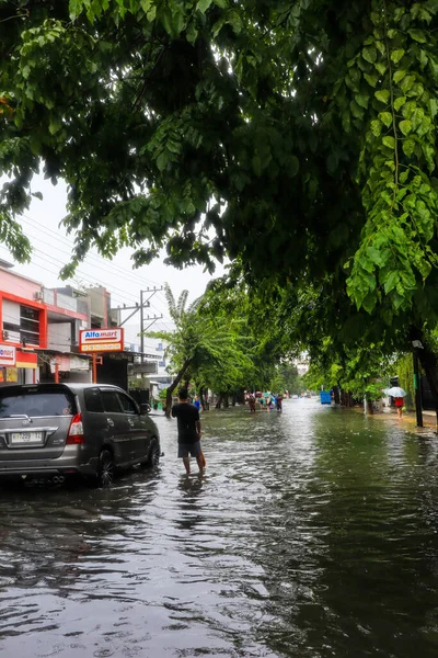 Semarang Dezember 2022 Einige Menschen Gehen Durch Die Flut Die lizenzfreie Stockfotos