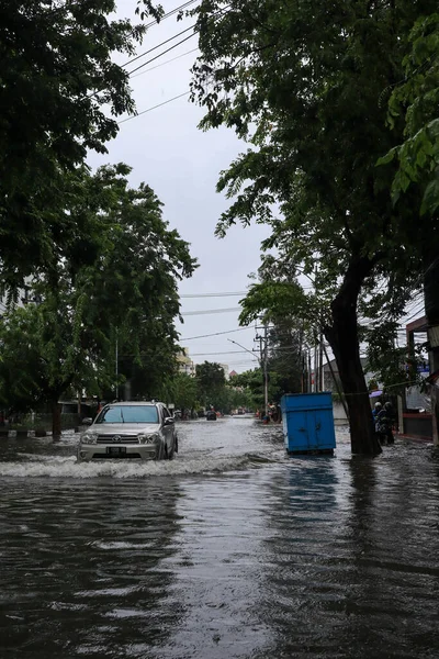 Semarang Dezember 2022 Einige Menschen Gehen Durch Die Flut Die Stockfoto