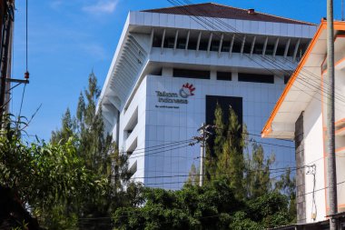 Semarang, Endonezya, Aralık 2022. PT 'nin ofis binası. Telkom, JI kanalında. Pahlawan Pleburan, Kec. Güney Semarang, Semarang Şehri. PT Telkom Endonezya 'da bir devlet telekomünikasyon şirketi..