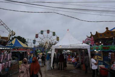 Tegal, December 2022. Photo of food and beverage vendors on the roadside selling in the Tegal town square