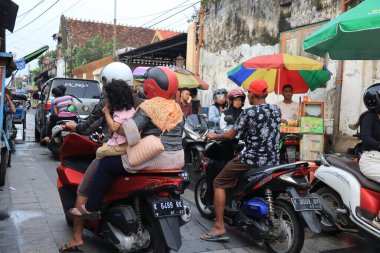 Kudus, December 2022. Photo of food, drink, vegetable and fruit vendors on the side of the road.