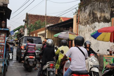 Kudus, December 2022. Photo of food, drink, vegetable and fruit vendors on the side of the road.