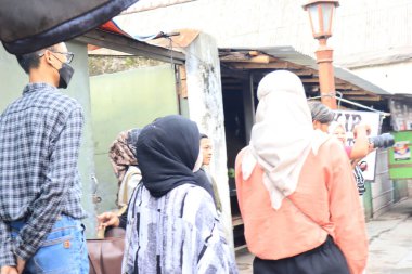 Kudus, December 2022. Photo of food, drink, vegetable and fruit vendors on the side of the road.