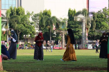 Kudus, December 2022. Photo of visitors relaxing enjoying the afternoon in the Kudus city square.