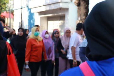 Kudus, Aralık 2022. Yol kenarındaki yiyecek ve içecek satıcılarının fotoğrafı Kudus şehrinin ana meydanındaki ziyaretçi ve alıcılara satılıyor..