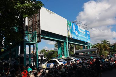 Kudus, Aralık 2022. Kudus Meydanı 'nda Bedava Otomobil Günü' nü geçiren ziyaretçilerle dolu ve tıklım tıklım dolu kamu araçlarının fotoğrafı.