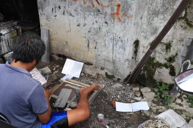 Tegal, Ocak 2023. Motosiklet plakalı zımpara makinesinin fotoğrafı..