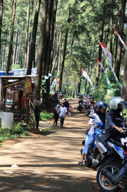 Kudus, Aralık 2022. Sreni Indah turuna park etmiş bir aracın fotoğrafı ve dinlenmek ve manzarayı izlemek için bir dükkan tezgahı..
