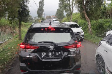 Tegal, Aralık 2022. Kalabalık bir şehir caddesi araba ve diğer ulaşım şekilleriyle dolu. Bu da sürekli bir trafik sıkışıklığı yaratıyor..