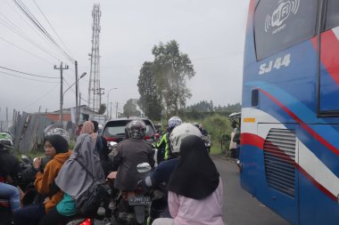 Tegal, Aralık 2022. Kalabalık bir şehir caddesi araba ve diğer ulaşım şekilleriyle dolu. Bu da sürekli bir trafik sıkışıklığı yaratıyor..