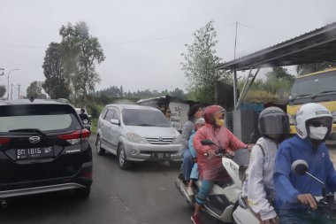Tegal, Aralık 2022. Kalabalık bir şehir caddesi araba ve diğer ulaşım şekilleriyle dolu. Bu da sürekli bir trafik sıkışıklığı yaratıyor..