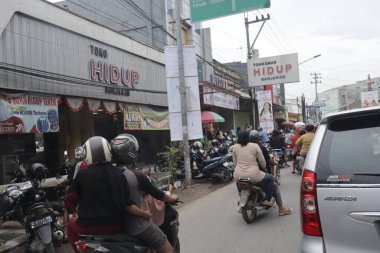 Tegal, Aralık 2022. Kalabalık bir şehir caddesi araba ve diğer ulaşım şekilleriyle dolu. Bu da sürekli bir trafik sıkışıklığı yaratıyor..