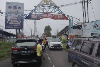 Tegal, Aralık 2022. Kalabalık bir şehir caddesi araba ve diğer ulaşım şekilleriyle dolu. Bu da sürekli bir trafik sıkışıklığı yaratıyor..