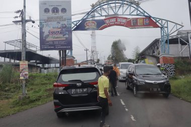 Tegal, Aralık 2022. Kalabalık bir şehir caddesi araba ve diğer ulaşım şekilleriyle dolu. Bu da sürekli bir trafik sıkışıklığı yaratıyor..